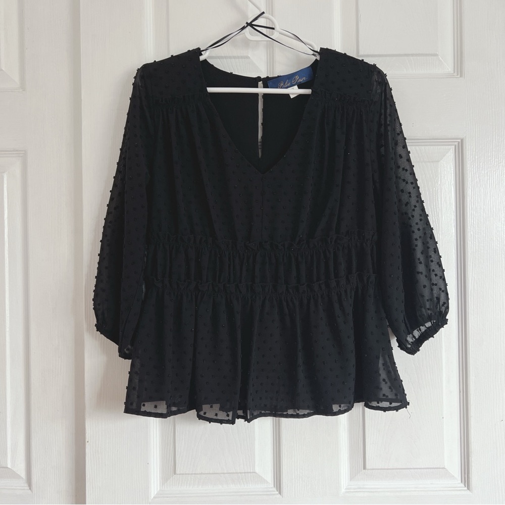 Francesca’ s polka dot textured blouse